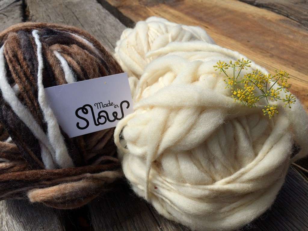 Ovillos de lana merina trashumante hilado Carea con flor y logo Made in Slow