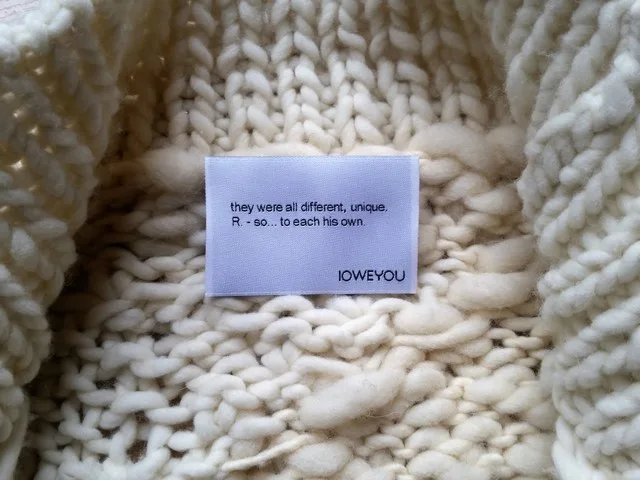 Detalle de la etiqueta del abrigo de punto hecho con nuestros productos Mesta y Carea-Hilados del proyecto Transhumance by Made in Slow