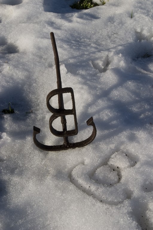 Hierro para marcar el sello de cada ganadería apoyado sobre la nieve